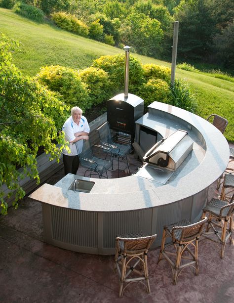 Curved Kitchen Island With Sink | Outdoor kitchens a growing trend | MLive.com Ideas Terraza, Living Pool, Diy Outdoor Bar, Outdoor Kitchen Countertops, Modern Outdoor Kitchen, Outdoor Kitchen Cabinets, Outdoor Kitchen Bars, Build Outdoor Kitchen, Outdoor Kitchen Island