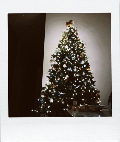 Christmas Polaroid Aesthetic, Christmas Playlist Cover, Polaroid Christmas, Christmas Polaroid, Music Cover Photos, Christmas Playlist, Polaroid Photography, Instant Photography, Snowshoes