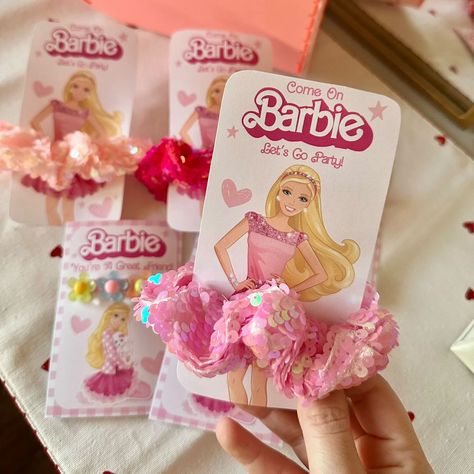 DIY Barbie Birthday Favors Diy Barbie Valentines, Barbie Party Favors Ideas, 4th Birthday Barbie Party Decor, Barbie Birthday Party Crafts, Barbie Birthday Favor Ideas, Barbie Party Bags Ideas, Kid Barbie Birthday Party, Birthday Theme Barbie, 6th Barbie Birthday Party