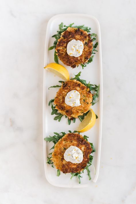 Crab Cakes with Tartar Sauce Crab Cakes Photography, Crab Cakes Aesthetic, Crab Cakes Plating Ideas, Crab Cake Presentation, Pompano Fish Recipe, Crispy Crab Cakes, Best Crab Cakes, Guacamole Dip Recipes, Easy Fish Dinners