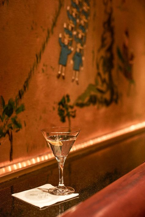 The famous Bemelmans Bar gin martini Bemelmans Bar, Gin Martini, Martini Bar, Classic Martini, Martini Glass, Coffee Cake, Black Coffee, Martini, Gin