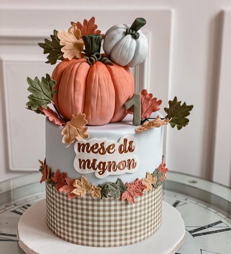 Cake Sisters Pace on Instagram: “Un mese ti te piccolo Antonio 🍂 #cakesisterspace #cakesisterspaceinspiration • • #cake #babycake #unmesedite #fallcake #autunno…” Autumn Fondant Cake, Woodland Cake, Thanksgiving Cakes, Cake Inspo, Fall Cakes, Fall Birthday, Fall Treats, Pumpkin Cake, Piece Of Cakes