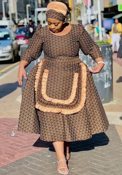 Makoti Dresses African Women, Brown Shweshwe, Xhosa Makoti Outfits, Makoti Attire, Pedi Dresses, Shweshwe Dresses For Makoti, Sotho Traditional Dresses, Africa Traditional, Dress With Apron