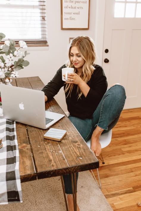 Happy At Work Picture, Good Life Aesthetic, Workshop Photoshoot, Women Workshop, Boss Poses, Work Moodboard, Happy Workplace, Work From Home Outfit Ideas, Lifestyle Headshots