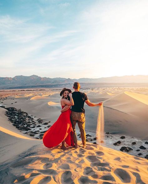 Dubai Picture Ideas, Dubai Couple, Desert Photoshoot Ideas, Badwater Basin, Sand Dunes Photoshoot, Dubai Photoshoot, Couple Travel Photos, California Getaways, Inspi Photo