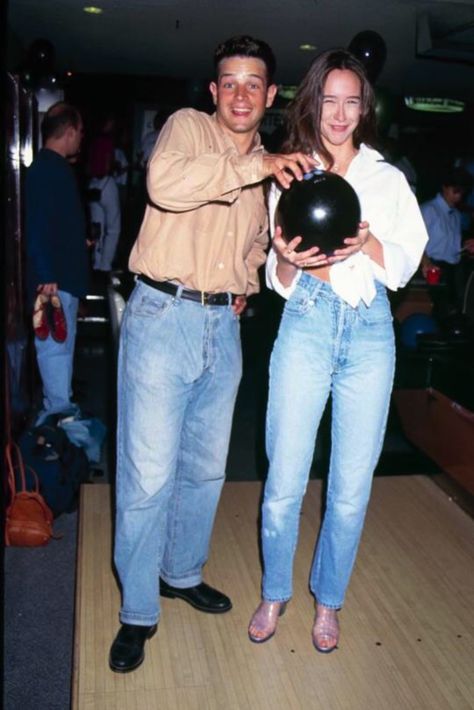 Bowling Outfit Aesthetic, Ryan Phillippe, Bowling Outfit, 90s Inspired Outfits, Tied Shirt, Casual Skirt Outfits, Jennifer Love Hewitt, Lady Dress, Jennifer Love