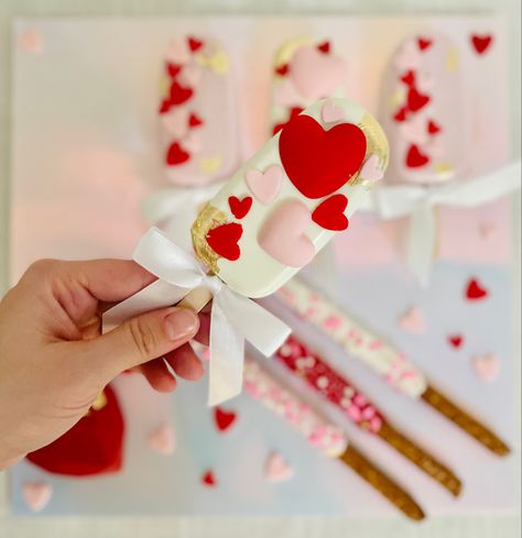 Cakesicles Valentines Day, Valentines Day Cakesicles, Valentine Cakepops, Valentines Cakesicles, Cakesicles Chocolate, Paleta Magnum, Fancy Cake Pops, Magnum Chocolate, Chocolate San Valentin