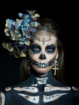 Premium Photo | Young woman with a halloween makeup and costume Catrina Costume, Skeleton Woman, Glamour Costumes, Skull Makeup Tutorial, Festival Makeup Glitter, Sugar Skull Halloween, Classic Halloween Costumes, Halloween Beauty, Sugar Skull Makeup