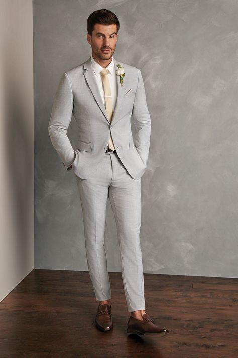 Gray Suit Champagne Tie, Grey Suit Beige Tie, Grey And Champagne Suit, Silver Gray Suit Men, Light Grey And Champagne Wedding, Light Grey Suit Outfit Men, Light Grey Tux Prom, Grey Mens Suit Wedding, Grey Suit Champagne Tie