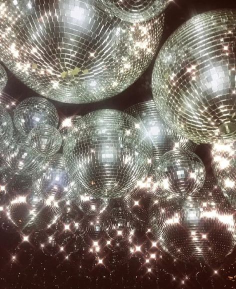 Disco Core Aesthetic, Vintage Disco Ball Aesthetic, Simone Jackson Daisy Jones, Disco Vibes Aesthetic, Disco Ball Wallpaper Iphone, Mirror Ball Aesthetic, Simone Jackson, Disco Ball Background, Mirrorball Aesthetic