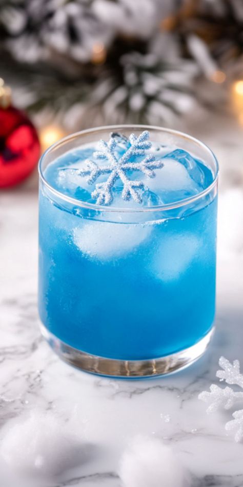 Polar Bear Cocktail Recipe Christmas Vodka Cocktails, Sweet Mixed Drinks, Bear Cocktail, Christmas Cocktails Vodka, Christmas Vodka, Vodka Sprite, Vodka Blue, Fun Party Drinks, Christmas Drinks Recipes