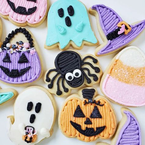 Halloween Cookies Buttercream Icing, Buttercream Frosted Halloween Cookies, Trick Or Treat Cookies, Halloween Sugar Cookies Buttercream, Halloween Cookie Cakes Ideas, Halloween Cookies Buttercream, Buttercream Cookie Designs, Halloween Cookies Decorated Buttercream, Ghost Sugar Cookies Decorated