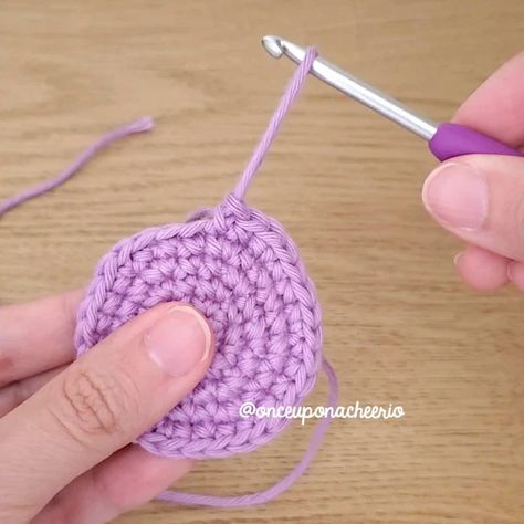 Crochet Hack, Yarn Tail, Single Crochet Stitch, Halloween Crochet, Half Double Crochet, Crochet Techniques, Crochet Gifts, Slip Stitch, Crochet Doll