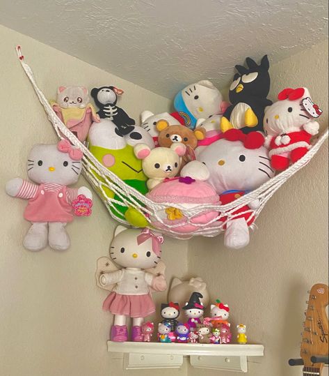 Plush Net Ideas, Plushie Wall Shelf, Net For Plushies, Plushie Room Decor, Plush Collection Room, Plushie Setup, Plushes On Bed, Plushie Shelves, Plushie Net Aesthetic