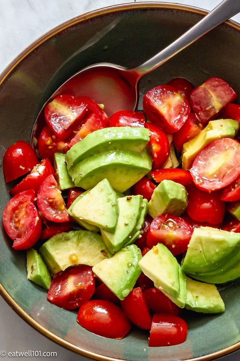 Cabbage Recipes Healthy, Tomato Breakfast, Tomato Salad Recipe, Tomato Avocado Salad, Salad Tomato, Tomato Salad Recipes, Avocado Tomato Salad, Tomato Avocado, Avocado Salad Recipes