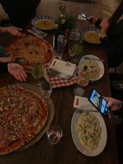 Dinner Nights With Friends, Late Night Pizza Aesthetic, Aesthetic Dinner With Friends, Pizza Night With Friends, Pizza Night Friends, Pizza Party With Friends, Late Nights With Friends, Pizza With Friends, Restaurant With Friends