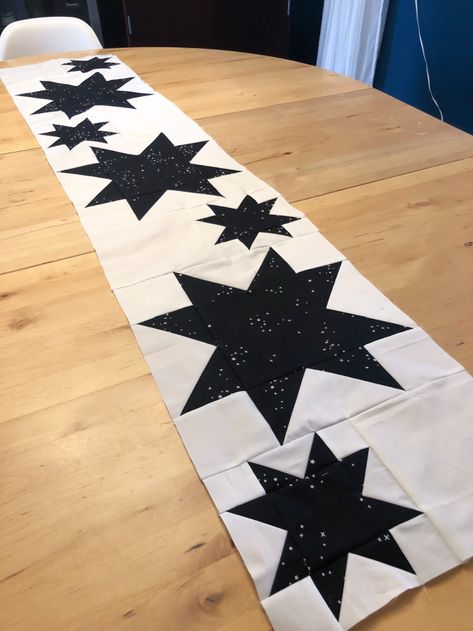 learn how to make this simple star quilted table runner. This is great for the holiday season! Star Table Runner Free Pattern, Simple Christmas Table Runner, Modern Quilt Table Runner, Holiday Quilted Table Runners, Modern Quilted Table Runners Patterns, Winter Table Runners Quilted, Christmas Quilted Table Runners Patterns, Star Placemats, Christmas Table Runner Ideas