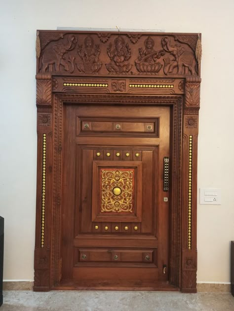 Traditional South Indian Main Doors, Grand Main Door Design Entrance, Main Door Design Indian Style, Chettinad House Main Door, Poja Room Door Design Wood, Home Front Door Design Indian, Traditional Door Design Indian, Indian Main Door Design Entrance House, Maindoors Design Indian