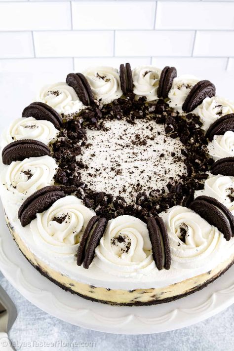 This Oreo Cookie Cheesecake comes out perfect every single time! With extra cookies and cream in every bite, you're going to love it! Oreo Deserts, Oreo Cookie Cheesecake, Baked Caramel Apples, Birthday Cheesecake, Oreo Cheesecake Cookies, Cookie Cheesecake, Cheesecake Parfaits, Baked Caramel, Cookies And Cream Cake