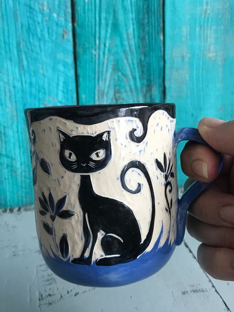 Fun Ceramics, Sgraffito Designs, Sgraffito Pottery, Painted Vinyl, Vinyl Record Art, Record Art, Beautiful Pottery, Ceramics Ideas, Ceramics Ideas Pottery