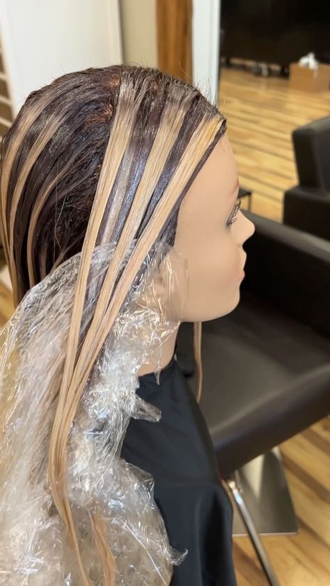 Highlights Tutorial, Mannequin Hair, Diy Highlights Hair, Chunky Blonde Highlights, Hair Recipes, Hair Doos, Diy Highlights, Hair Foils, Dark Ombre