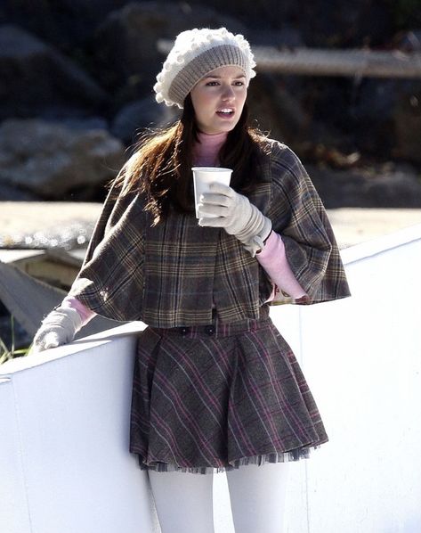 Blair’s Waldorf Outfits, Blair Waldorf Skirt Outfits, Blair Waldorf Aesthetic Outfit Winter, Blair Waldorf Pink Outfit, Gossip Girl Christmas Outfit, Blair Waldorf Skirt, Christmas In Gossip Girl, Gossip Girl Winter Aesthetic, Blair Winter Outfits