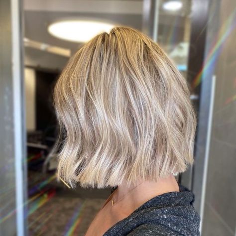 Blonde Bob With Lowlights, Bob With Lowlights, Hair Without Layers, One Length Haircuts, Short Blonde Bobs, Blonde Bob Hairstyles, Hair Adviser, Honey Blonde Hair, Long Neck