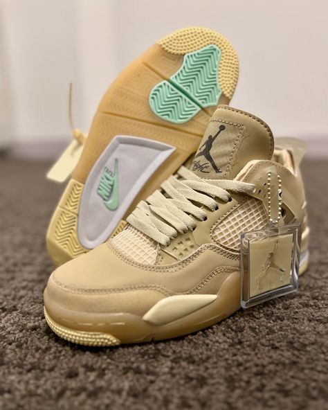 Jordan 4 x Off-White Sneakers by: @aware.sneakers Smart Shoe Storage, Best Shoe Storage, Modern Chic Home, Shoe Storage Hacks, Jordan 4 Off White, Off White Sneakers, Shoe Storage Solutions, Preppy Shoes, Hype Shoes