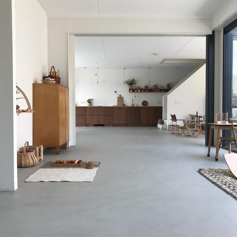 Beton Floor, Fathers Birthday, Floor Living Room, Rattan Daybed, Bamboo Kitchen, Concrete Flooring, Concrete Houses, Ikea Cabinets, Summer Break