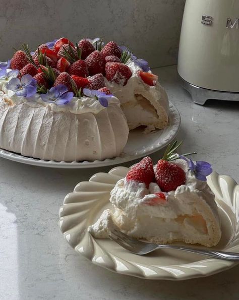 Bianca’s Lifestyle added a new photo. - Bianca’s Lifestyle Christmas Pavlova, Strawberry Pavlova, Pavlova Cake, Sweet Snacks Recipes, Desserts To Make, Diy Cake, Pretty Cakes, Pavlova, Cafe Food