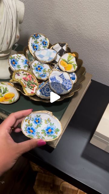 kenzie ervin | Decor + DIY + Thrift on Instagram: "Comment “OYSTER” for the links 🐚🐚
•
•
and SAVE this video so you can watch it back later! ☀️☝🏽 
•
•
a very detailed step by step of the DIY decorative oyster shells (or clam shells) 🐚🦪🦞 such a fun gift idea or craft idea! 
•
•
#diyideas #diyhomedecor #coastaldecor #diycrafts #craftideas #thriftedhome #diyproject #coastalstyle #oystershelldecor #schoolcrafts #crafting #coastalgrandmother #preppystyle" What To Do With Clam Shells, Diy Shell Projects, Things To Make With Oyster Shells, Diy Clam Shell Crafts, Clam Shell Crafts Diy Ideas, Decoupage Oyster Shells Diy, Oyster Shell Crafts Diy How To Make, Diy With Shells, Painted Oyster Shells Ideas