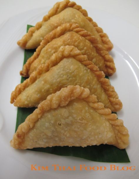 Kim Thai Food Blog: Curry puff Curry Puffs Thai, Vegetable Curry Puffs, Thai Curry Puffs, Thai Curry Puffs Recipe, Samosa Pie, Malaysian Snacks, Thia Food, Curry Pie, Chicken Samosa Recipes