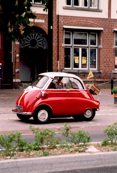 Microlino Car, Isetta Bmw, Small Electric Cars, Bmw Isetta, Microcar, Fiat 600, Bmw Alpina, Miniature Cars, Bmw Classic