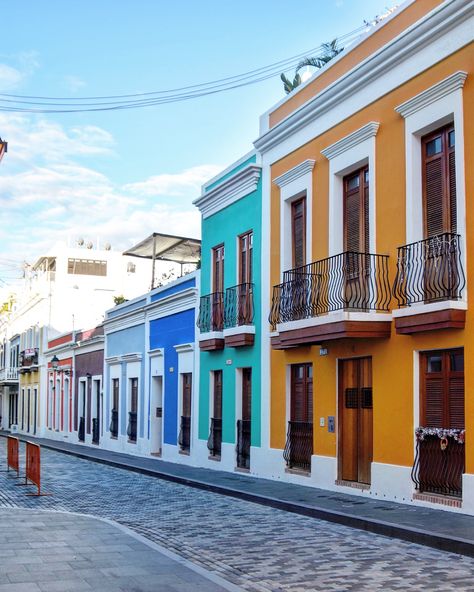 Cobblestone streets of Old San Juan Puerto Rico 🇵🇷 Puerto Rico Colorful Houses, Modern Classical Architecture, Beach Puerto Rico, Nuristan Afghanistan, 90s House, Old San Juan Puerto Rico, Townhouse Exterior, Coastal Cottage Style, Colorful Buildings