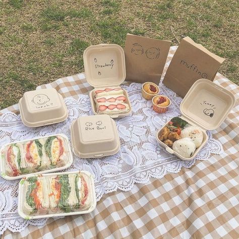 Cute Picnic Date Ideas, Aesthetic Outfit Hijab, Picnic Aesthetic Friends, Picnic Date Ideas, Picnic Aesthetic Outfit, Ideas Picnic, Cute Picnic, Food Picnic, Aesthetic Picnic