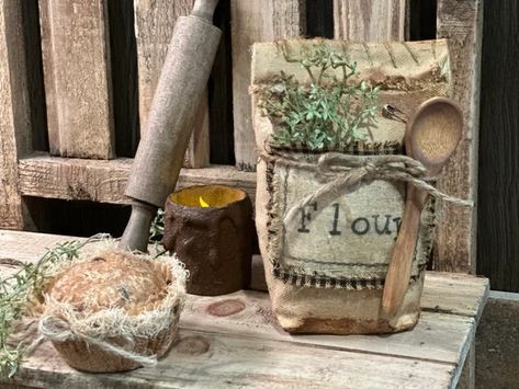 Countrybabiesusa - Etsy Primitive Kitchen Cabinets, Primitive Crafts To Make, Vintage Booth Display, Dining Area Decor, Primitive Cabinets, Farmhouse Crafts, Decor Shelf, Primitive Crafts, Bowl Fillers