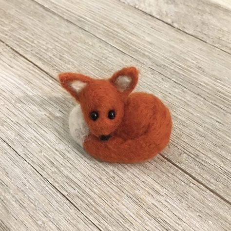 PRICES MAY VARY. ✅ Fox craft kit supplies include 100% wool roving, felting needles, felting mat, and glass eyes. 🦊 Completed needle felt fox craft measures aproximately 2'' x 2.5’' ✅ Instructions are written with great detail. They include needle felting tips for beginners. 🎄 This fox buddy makes adorable tree ornaments or gifts! 🎁 This beginner felt animal kit is the perfect gift idea! Ideal for ages 8-100! DESCRIPTION ★ Local Business Based in the USA Hand Me a Craft is a business my daugh Felt Animal Pattern, Needle Felted Fox, Needle Felted Owl, Needle Felting Supplies, Fox Crafts, Fox Animal, Needle Felting Diy, Felt Fox, Needle Felted Christmas