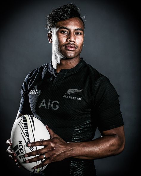 Julian Savea / allblacks Rugby Aesthetic, Rugby Photography, Rugby Art, Nz All Blacks, Land Shark, All Blacks Rugby, Womens Rugby, Action Photos, New Zealand Rugby