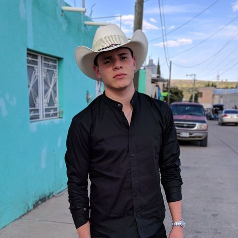 Sombrero vaquero y camisa Vaquero Outfit Men, Outfit Ranchero, Vaquero Guys, Vaquero Outfit Mexican Men, Vaquero Outfit, Cowboy Mexican, Cowboy Outfit For Men, Outfit Vaquero, Mens Western Wear