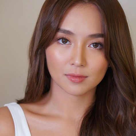 Kathryn Bernardo 🌟 Kathryn Bernardo White Dress, Kathryn Bernardo Hairstyle, Hair Color For Morena Skin, Hair Color For Morena, Birthday Makeup Looks, Skin Tone Makeup, White Skin Tone, Graduation Look, Daniel Padilla