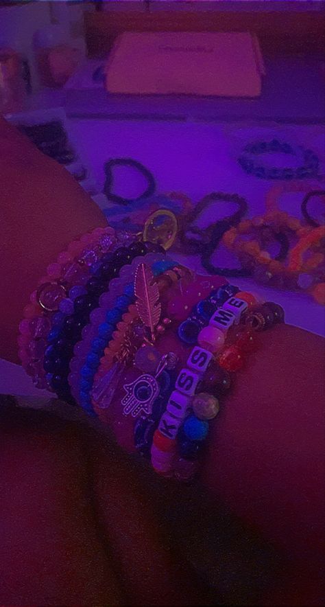 Lots Of Bracelets On Wrist Aesthetic, Bracelets Wallpaper, Bracelet Black Women, Bracelet Pfp, Pretty Bracelets Aesthetic, Bracelet Aesthetic Beads, Stacked Bracelets Aesthetic, Braclet Aesthetic, Black Bracelet Aesthetic