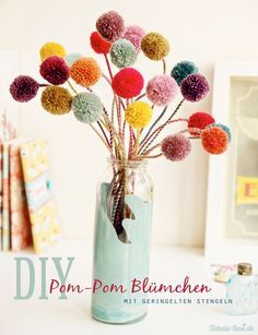 DIY Pom-Pom-Blümchen #deko #home #blumen #diy #pompons #flowers #interior #creative #basteln Pom Poms Ideas, Pompon Diy, Pom Pom Decorations, Pom Pom Flowers, Diy Pom Pom, Hat Tutorial, Pom Pom Crafts, Yarn Pom Pom, Diy Room