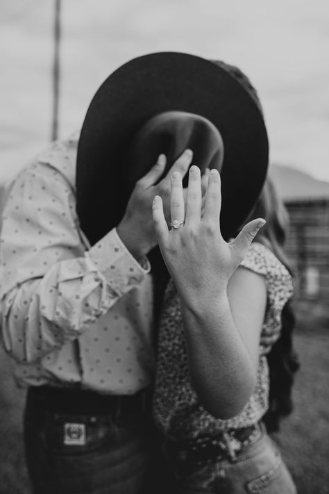 Country Inspired Engagement Photos, Cowboy Themed Engagement Photos, Western Proposal Pictures, New Mexico Engagement Photos, Wedding Photos Western, Womens Western Photoshoot, Country Western Engagement Photos, Country Wedding Engagement Photos, Engagement Announcement Photos Ideas