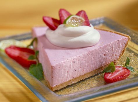 Strawberry no-bake yogurt and cool whip pie Cool Whip Pie Recipes, Strawberry Texture, Cool Whip Pie, Cool Whip Pies, Strawberry Cream Cheese Pie, Jello Pie, Yogurt Pie, Whipped Yogurt, Baking Recipes Pie