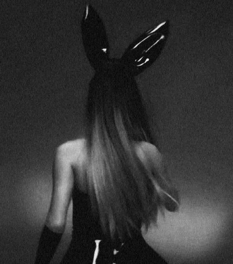 Ariana Grande Aesthetic Dangerous Woman, Ariana Grande Dark Feminine, Ariana Grande Dark Icon, Ariana Grande Dangerous Woman Aesthetic, Ariana Grande Black Aesthetic, Ariana Grande Dark Aesthetic, Ariana Grande In Black, Ariana Grande Butterfly, Ariana Grande Icons Aesthetic