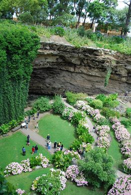 Umpherston Sinkhole – Mount Gambier, Australia - Atlas Obscura Umpherston Sinkhole, Mount Gambier, Port Lincoln, Australia Beach, Moving To Australia, Adelaide South Australia, Dream Places, Travel Locations, Cancun Mexico