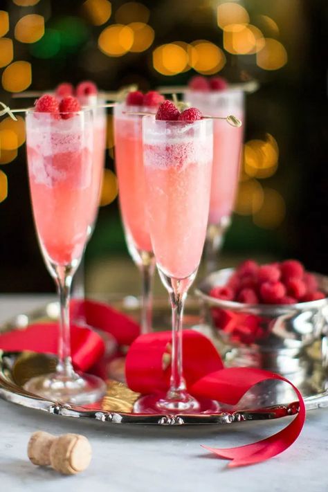 Weihnachtlicher Cocktail, Christmas Cocktails Easy, Christmas Drinks Alcohol, Winter Drink, Mimosa Recipe, Wedding Toast, Raspberry Cream, Fresh Drinks, Christmas Cocktail