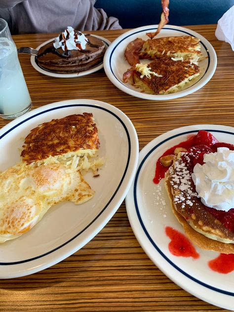 Dennys Pancakes Recipe, Denny's Aesthetic, Dennys Pancakes, Dennys Breakfast, Diner Breakfast, Architecture Career, Fast Food Places, Breakfast Platter, Friends Night