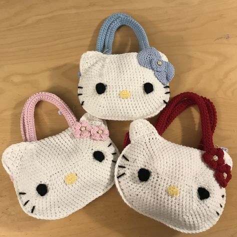 Crochet Bag Hello Kitty, Hello Kitty Granny Square Pattern, Hello Kitty Bag Crochet, Crochet Tote Bag Ideas, Hello Kitty Crochet Bag, Hello Kitty Crochet Pattern Free, Crochet Hello Kitty Bag, Cute Halloween Crochet, Two Piece Outfit Pattern