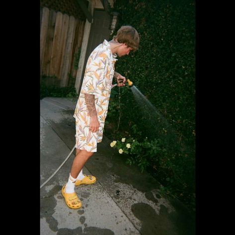 Crocs Outfit Men, Hailey Baldwin Street Style, Yellow Crocs, Crocs Outfit, Justin Bieber Outfits, Drew House, Justin Bieber Wallpaper, Nice Guys, Justin Bieber Photos